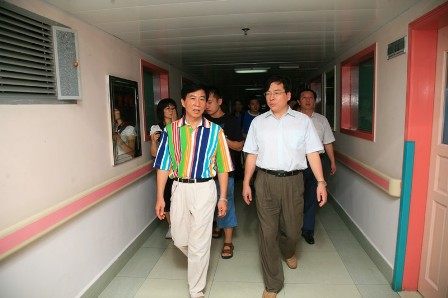 省卫生厅厅长张健（右）在院长刘平的陪同下实地察看生殖与遗传中心