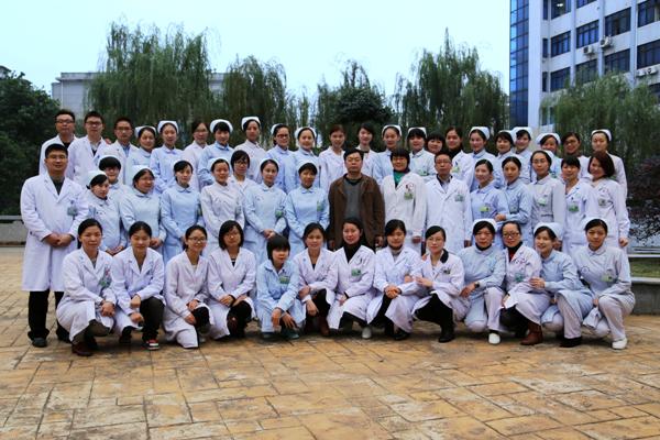 湘潭市中心医院生殖中心团队合影（2014-11-26 摄于医院花园）